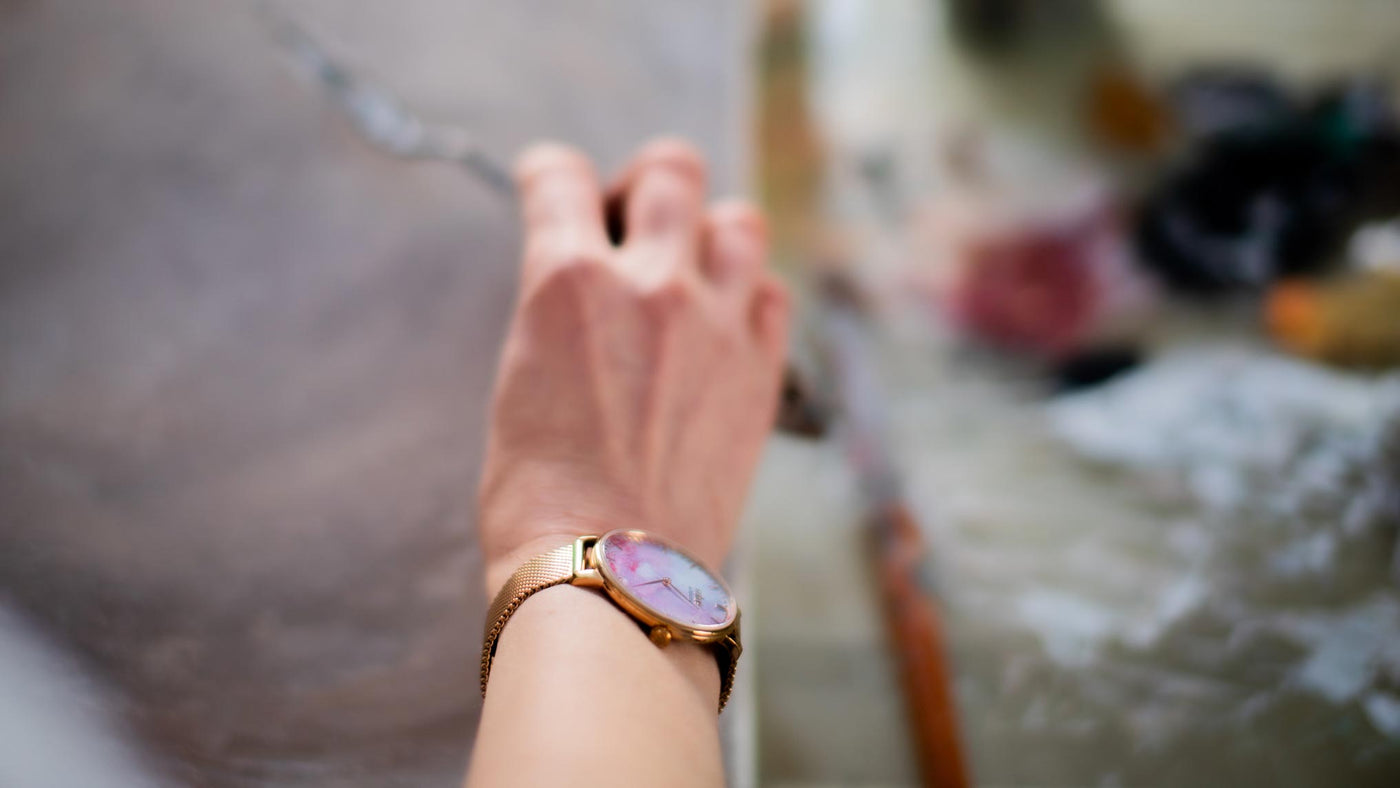 Artist Noora Svärd painting with pink Artister Dreamy on her wrist.